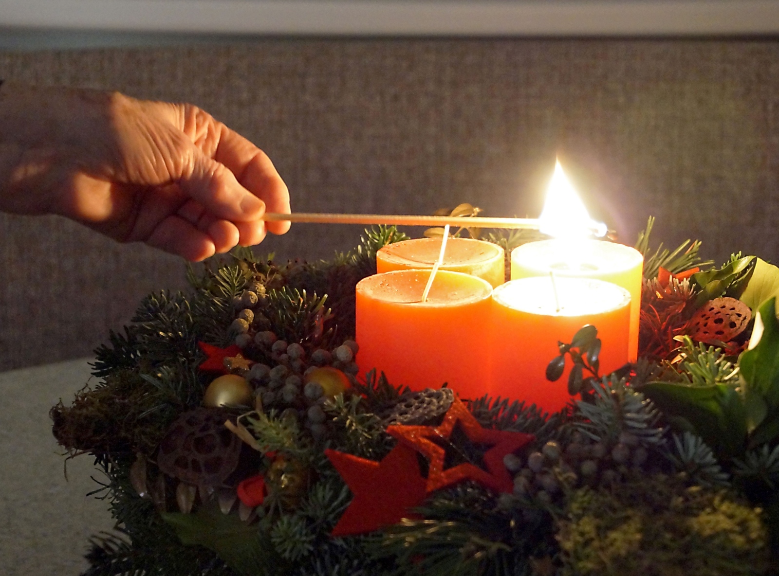 adventkranz_anzuenden-662_by_martin_manigatterer_pfarrbriefservice (c) Bild: Martin Manigatterer In: Pfarrbriefservice.de